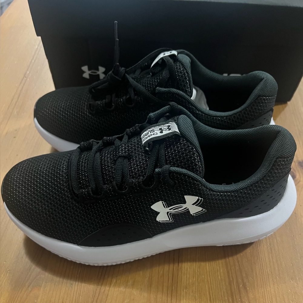 Black NWT Women’s Under Armour Charged Surge 4D Shoes Size 7 Wide